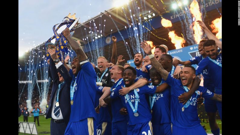 Los jugadores y cuerpo técnico del Leicester celebran tras haber ganado la Liga Premier inglesa el sábado 7 de mayo.