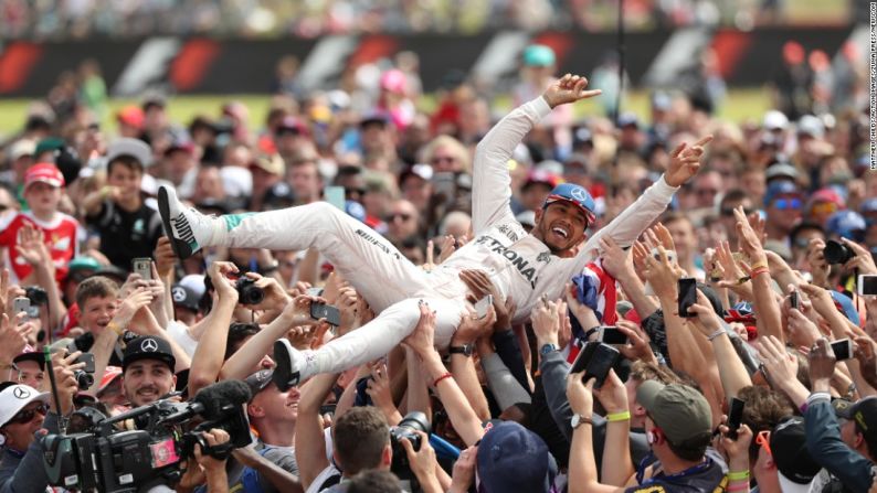 El piloto de Fórmula Uno Lewis Hamilton es levantado por el público tras ganar el Gran Premio de Gran Bretaña el domingo 10 de julio.