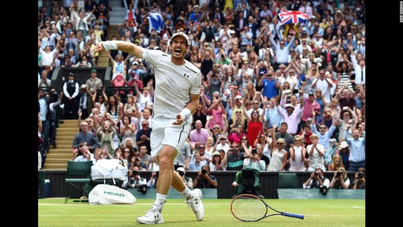 Andy Murray celebra tras derrotar a Milos Raonic en la final del torneo de Wimbledon el domingo 10 de julio.