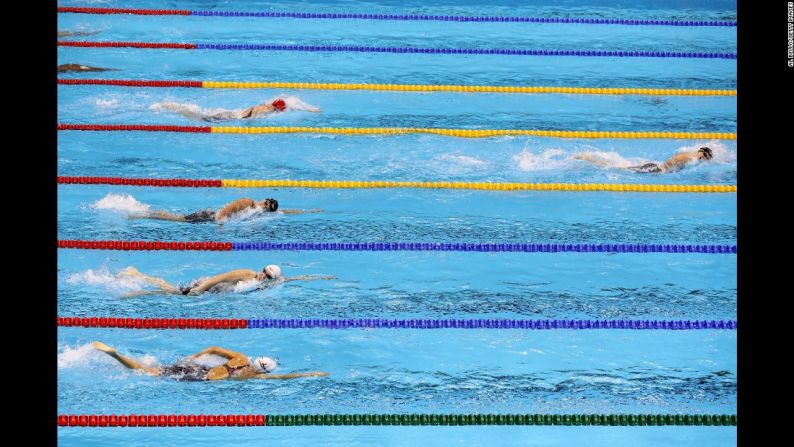 La nadadora estadounidense Katie Ledecky barre literalente con sus oponentes el domingo 7 de agosto en la final de los 400 metros libres de los Juegos Olímpicos Río 2016.