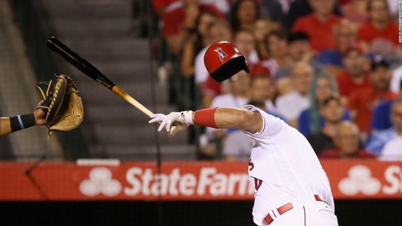 El casco de Albert Pujols vuela tras ser impactado por un lanzamiento de Tony Barnette el jueves 19 de julio.