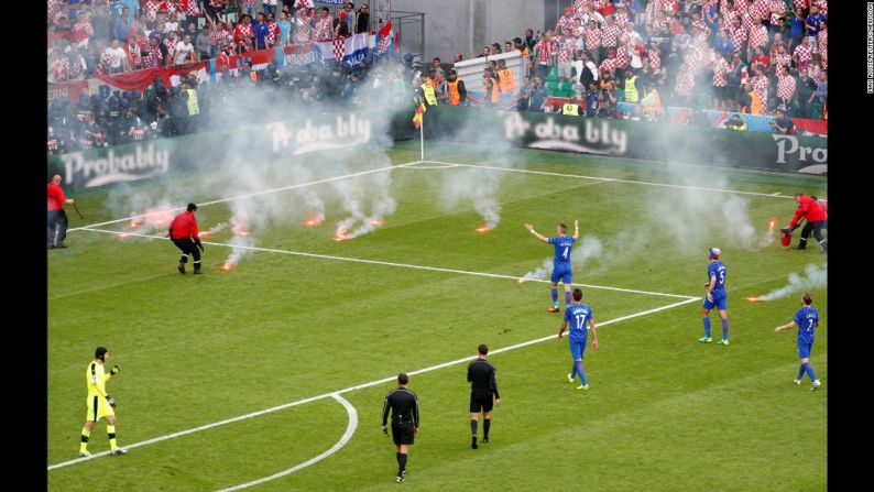 Bengalas caen al campo de juego durante un partido entre Croacia y la República Checa por la Euro 2016 el viernes 17 de junio.