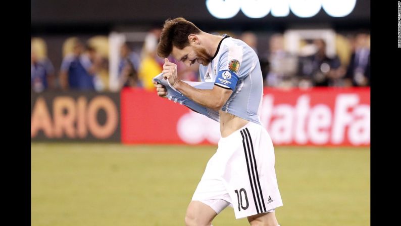 El astro argentino Lionel Messi reaccionar tras errar un cobro desde los doce pasos en la final de la Copa América Centenario contra Chile el domingo 26 de junio.