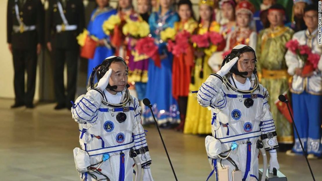 Los astronautas chinos Jing Haipeng (izquierda) y Chen Dong saludan durante la ceremonia de despedida de la misión espacial Shenzhou-11 en el centro de lanzamiento de satélites de Jiuquan.