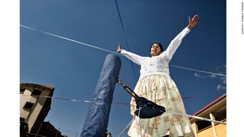 En una muestra de poder y orgullo, las cholitas luchan contra la devaluación histórica y la opresión de sus comunidades en América del Sur. El término ‘chola’ fue alguna vez un insulto contra las mujeres indígenas.