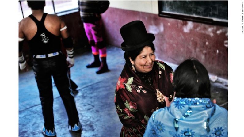 “Es algo diferente a las luchas tradicionales, algo más real, en las que cada cholita tiene un papel. Carmen Rosa es la líder, la mejor”, dice el fotógrafo.