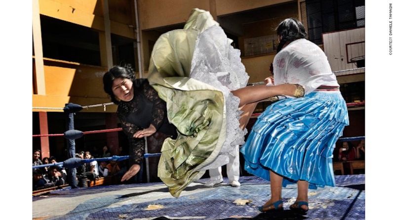 En 2010 el fotógrafo italiano Daniele Tamagni capturó la pelea de las cholitas, las famosas luchadoras indígenas en La Paz, Bolivia.