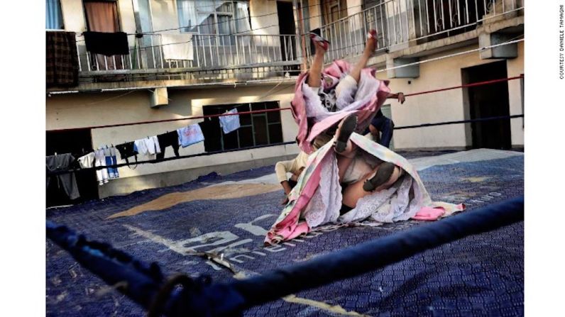 Mezclando las prácticas de la WWE y la lucha libre mexicana, estas luchadoras dominan el ring usando prendas tradicionales de los pueblos Aymara y Quechua.