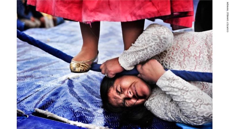 Las luchadoras usan faldas coloridas, naguas, chales coloridos y sombreros tradicionales.