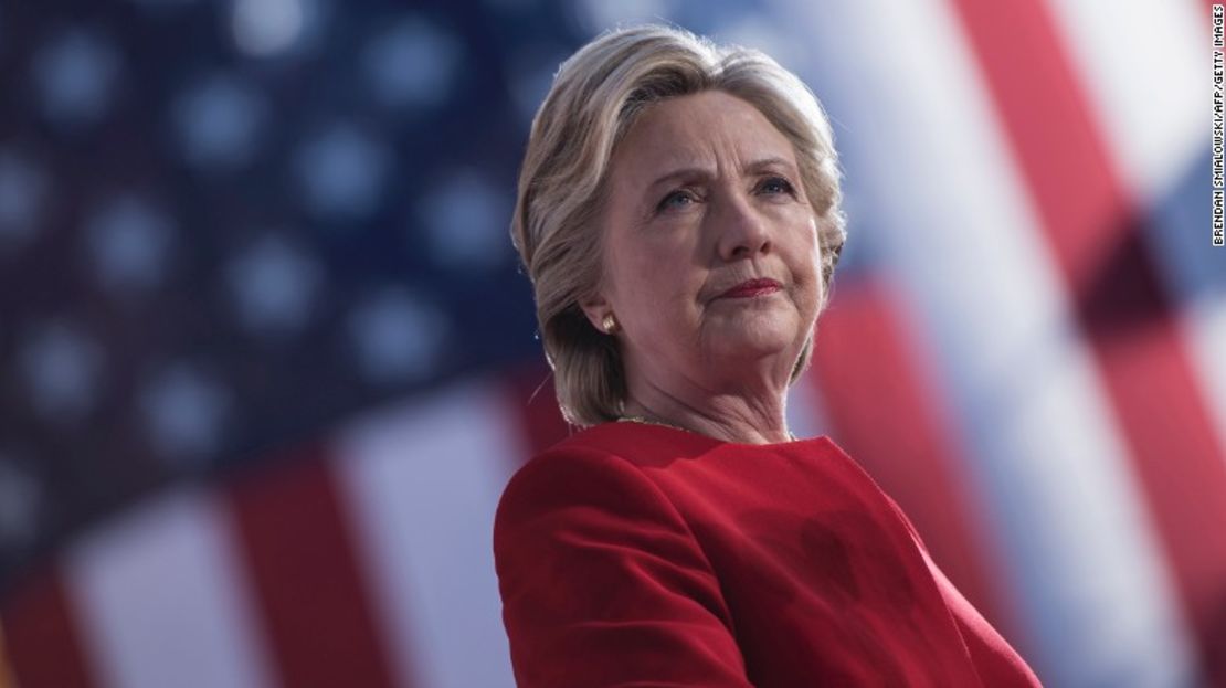 A pesar de su derrota en 2016, Hillary Clinton hizo historia como la primera mujer en ser la opción de un partido importante de EE.UU. para llegar a la presidencia. Además, recibió 3 millones de votos adicionales que Trump. Su desempeño allanó el camino para el inevitable y largo retraso en el ascenso de una mujer a ser mandataria de ese país.