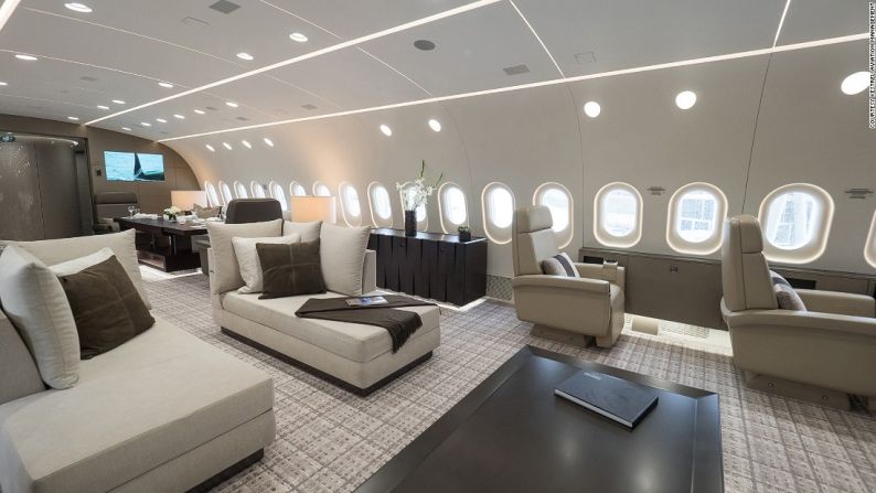 Cabina interior — Para la mayoría de las personas lo más atractivo de una avión VIP es la cabina interior. Es usual que el comprador de un avión corporativo gaste tanto —si no más— en la personalización de los interiores como en el mismo avión.