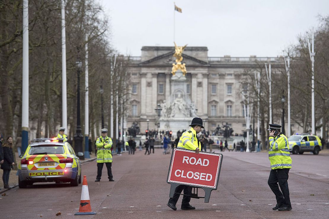 Police close The Mall by Buckingham Palace in central London on December 21, 2016 before the Changing of the Guard ceremony.
Roads in front of Buckingham Palace will be shut during the daily Changing of the Guard ceremony starting today following the truck attack that killed 12 people in Berlin, British police said.


 / AFP / Justin TALLIS