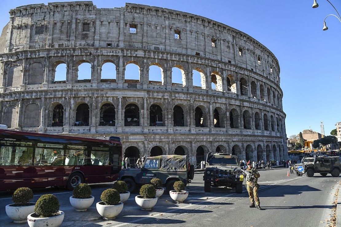 Italian military corps stand guard at a security check-point in front of ancient Colosseum, in central Rome on December 29, 2016.  / AFP / Andreas SOLARO