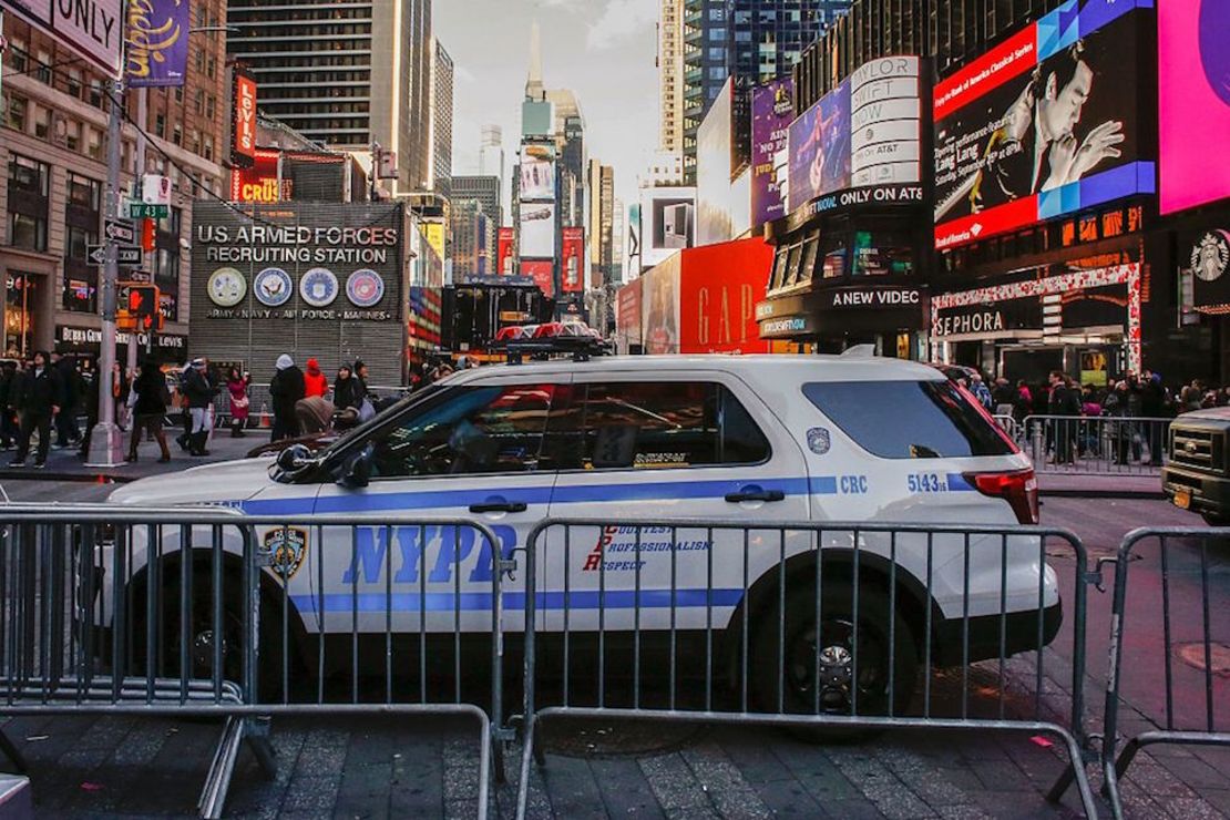 Police patrol Times Square on December 30, 2016, as New York City prepares to welcome nearly two million people for the New Year's Eve celebrations. / AFP / KENA BETANCUR