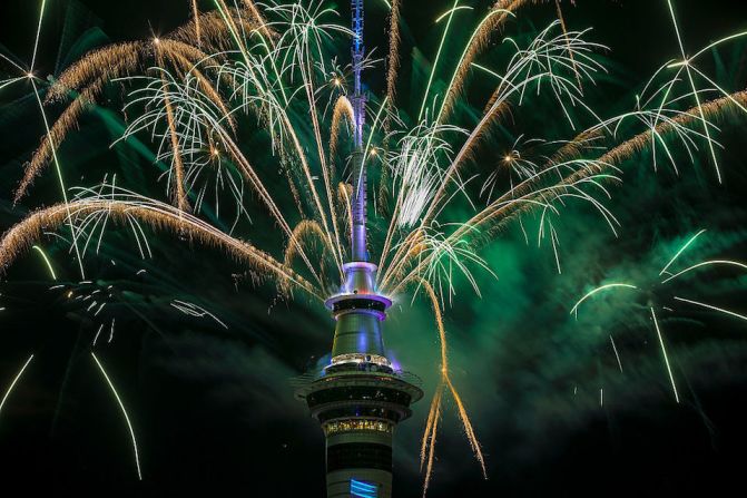 Con fuegos artificiales desde la Sky Tower de Auckland, Nueva Zelanda dio la bienvenida al Año Nuevo.