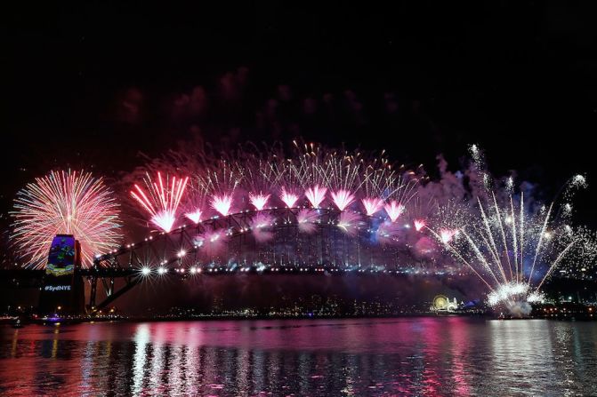 Espectacular imagen de los fuegos artificiales en el Puente Harbour de Sydney.