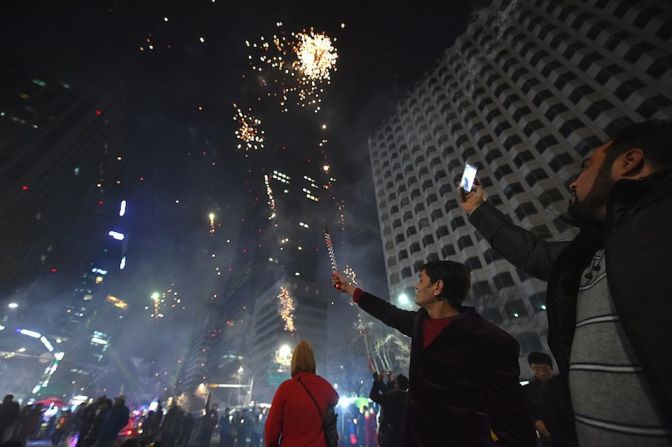 Residentes de Seúl en la cuenta atrás para el nuevo año.