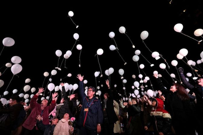 En la capital japonesa, Tokio, la gente echó a volar globos con sus deseos para 2017.