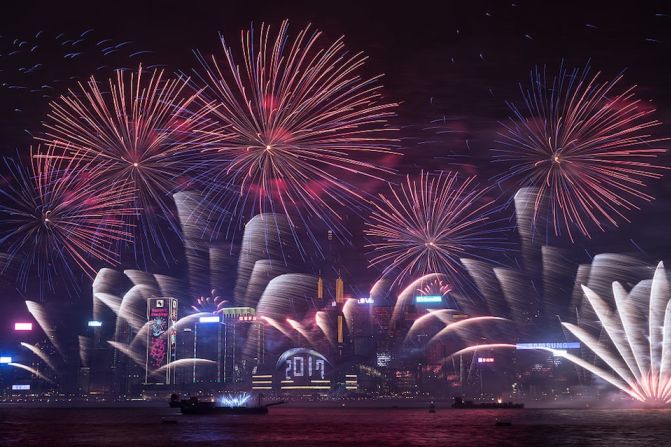 Espectaculares fuegos artificiales en Hong Kong.