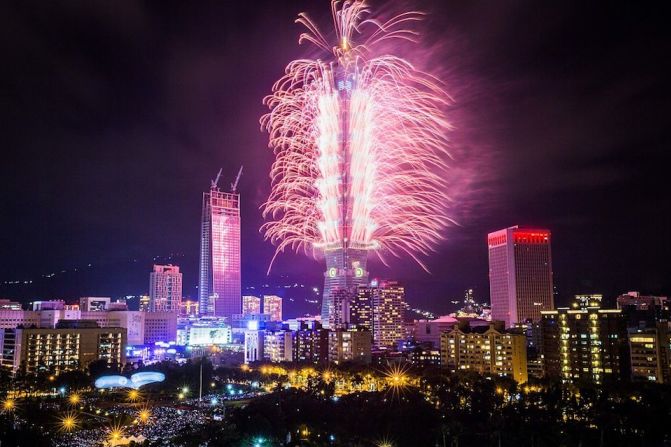 Más fuegos artificiales en Taipei.