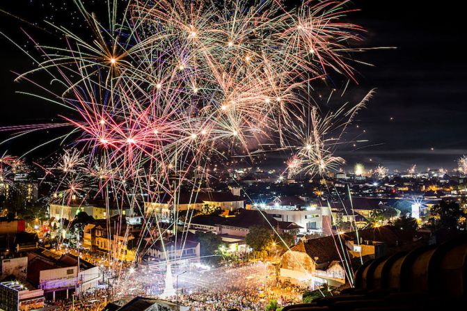 Así de espectaculares se veían los fuegos artificiales en Yogyakarta, Indonesia.