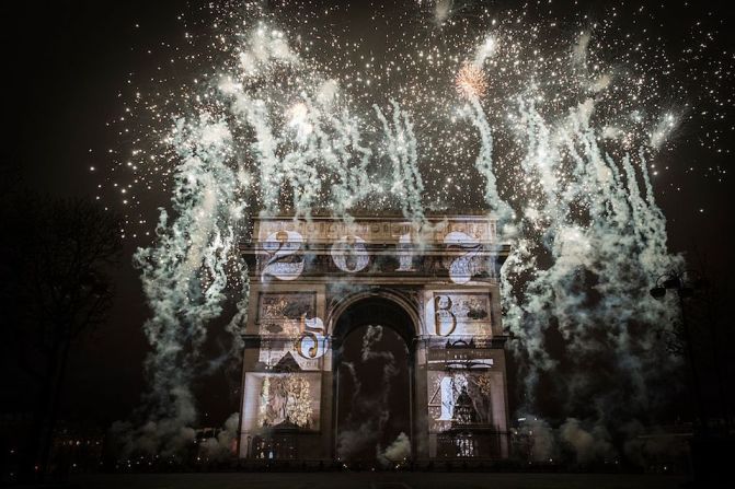 Fuegos artificiales en el Arco del Triunfo, en París.