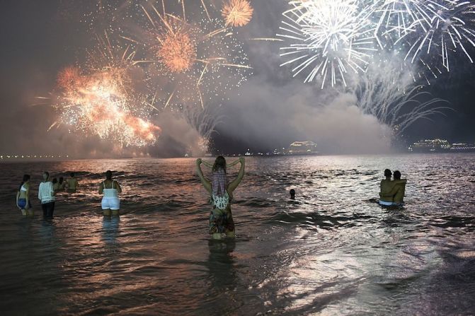 Fuegos artificiales desde la playa de Copacabana, en Río de Janeiro, Brazil.