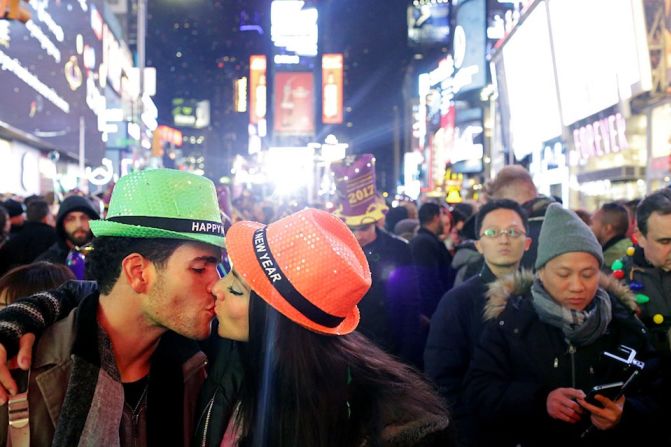 Emoción en Times Square tras recibir el Año Nuevo.