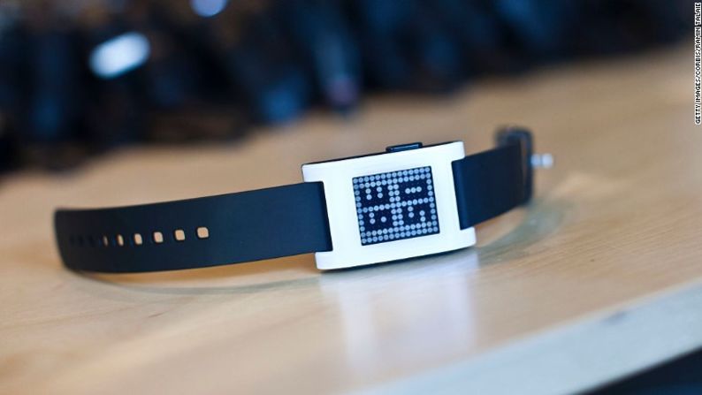 Pebble fue alguna vez la estrella del mundo de los relojes inteligentes, pero hace poco la compañía vendió toda su línea de software a la empresa de seguimiento de fitness Fitbit. La noticia enfureció a los usuarios de Pebble, pues sin actualizaciones de software disponibles sus relojes pronto serán obsoletos. La movida costó 40 millones de dólares y no involucró a la línea de hardware de Pebble, pero no parece que la empresa tengas ganas de seguir fabricando esos dispositivos.