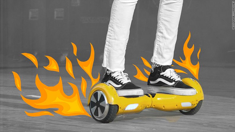 Los llamados aeropatines, o hoverboards, fueron uno de los regalos preferidos de la Navidad del 2015, pero algo cambió el año pasado. Tras un reporte de incendios causados por la explosión de algunos de los aparatos, la Comisión de Seguridad de Productos del Consumidor de Estados Unidos declaró ese juguete como inseguro y unos 500.000 aeropatines tuvieron que ser retirados del mercado. La culpa la tuvo, según muchos, el conjunto de baterías de litio del juguete, el mismo de los teléfonos Galaxy Note7 de Samsung.