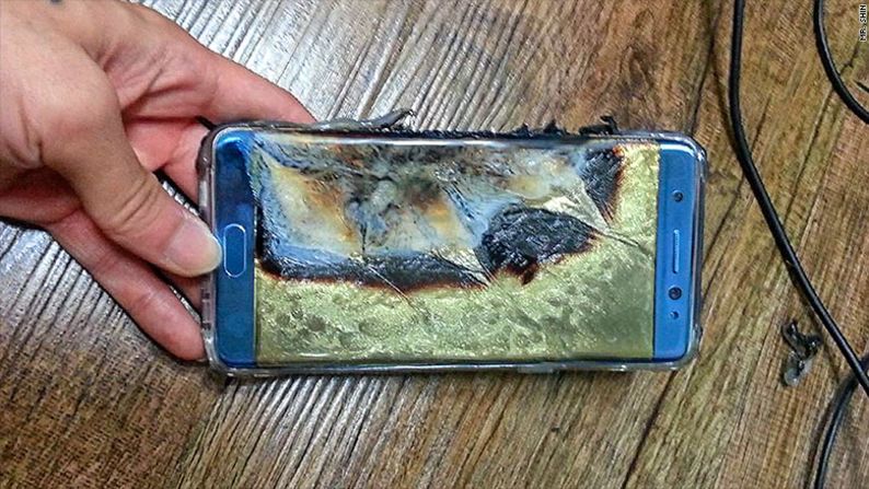 Samsung enfrentó varios desafíos en el 2016 pero nada fue peor que la pesadilla de su teléfono inteligente Galaxy Note7. En octubre pasado tuvo que detener toda la producción del dispositivo por las quejas de que se incendiaban. Esto sucedió luego de que la compañía retiró 2,5 millones de esos teléfonos, poco después de que fue lanzado. Hoy en día ni siquiera es posible usar uno de esos celulares en un avión. Los analistas creen que la debacle del Galaxy Note7 le costará a Samsung unos 5.000 millones de dólares en ganancias que había estimado con el nuevo dispositivo.