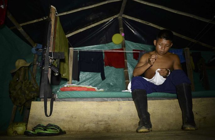 Un guerrillero cose su camisa para la fiesta de Año Nuevo en el campamento. Después del festejo los guerrilleros de este campamento irán a las zonas veredales donde iniciarán los pasos de la dejación de armas y reincorporación a la vida civil contemplados en el acuerdo de paz.