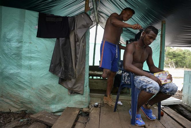 Un miembro de las FARC recibe un corte de pelo en un campamento guerrillero en Antioquia.