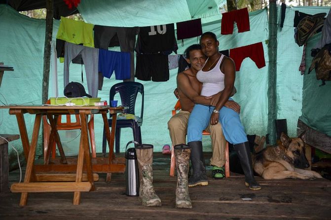 El comandante de las FARC Pedro y su novia Policarpa fueron fotografiados días antes de la fiesta de 31 de diciembre en un campamento guerrillero.