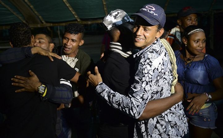 Guerrilleros de las FARC se abrazan festejando el Año Nuevo antes de su desmovilización en el campamento Alberto Martínez en Antioquia, Colombia. La guerrilla y el Gobierno de Colombia llegaron en 2016 a un histórico acuerdo que le pondrá fin a más de 5 décadas de conflicto.