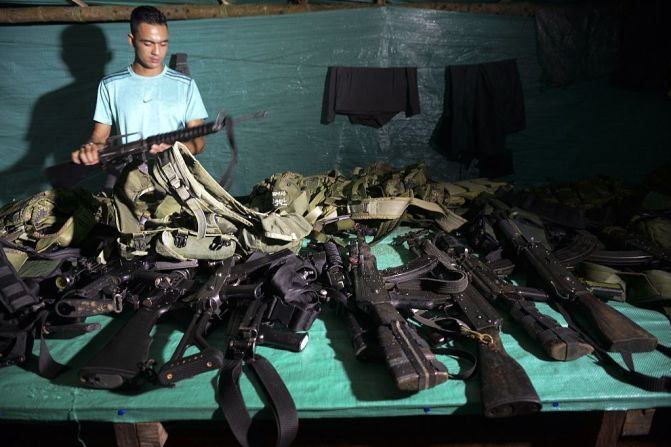 Un guerrillero vigila las armas mientras el resto celebra en Año Nuevo.