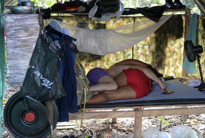 Una pareja de guerilleros descansa en el campamento. En el punto más álgido del conflicto, las FARC pasaban semanas o apenas días en el campamento, asediados por la presencia del Ejército.