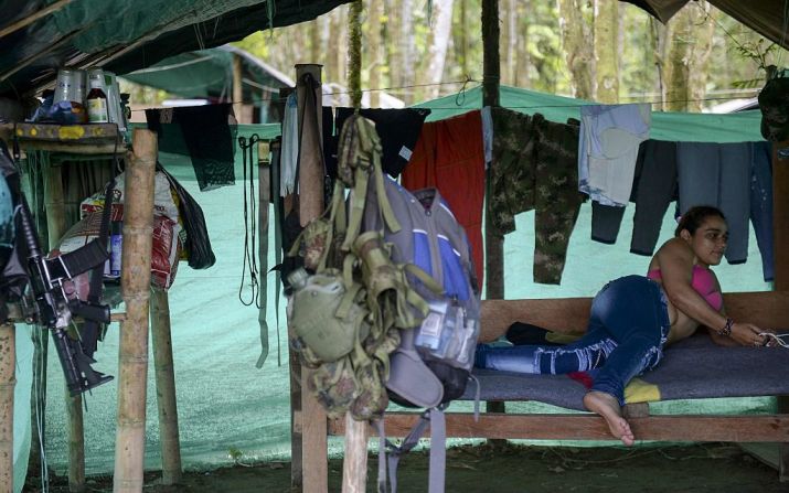 Cristina, guerrillera de las FARC, descansa antes de la celebración de Año Nuevo en el campamento en el municipio de Vegaez Antioquia department.