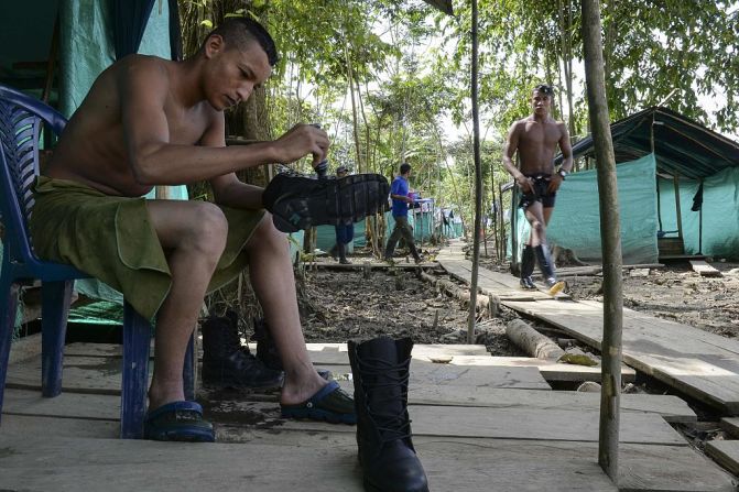 Un guerrillero lustra sus botas preparándose para la fiesta de Año Nuevo en el campamento. Esta celebración podría ser la última que la guerrilla pase armada.