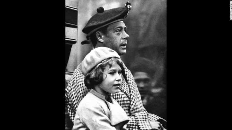 La princesa Isabel junto a su tío Eduardo, príncipe de Gales, durante una visita a Balmoral, Escocia, en septiembre de 1933. Él se convirtió en el rey Eduardo VIII en 1936, pero cuando presentó su abdicación ese año, el padre de Isabel se convirtió en rey y ella en la heredera al trono.