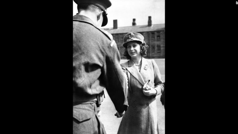 La princesa Isabel saluda a un oficial de la Guardia Granadera el 29 de mayo de 1942. El rey Jorge VI nombró a Isabel coronel honoraria del regimiento del Ejército Real.