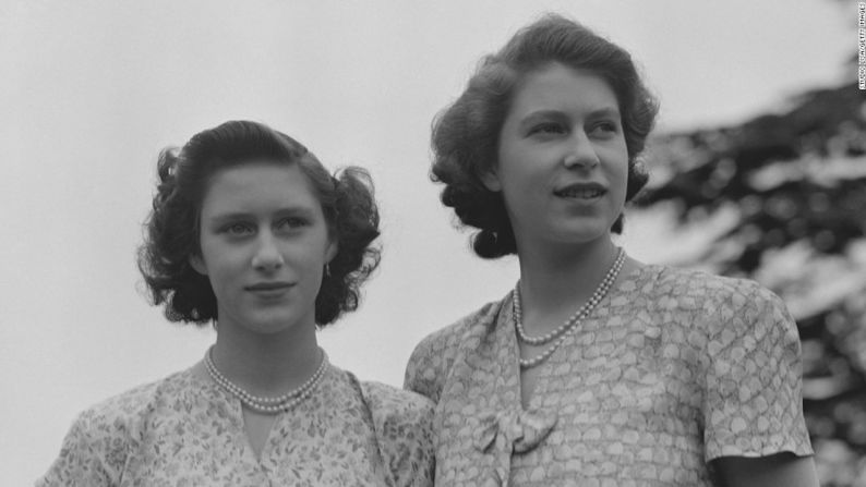 La princesa Isabel, a la derecha, y la princesa Margarita, usando vestidos de verano alrededor de 1942.