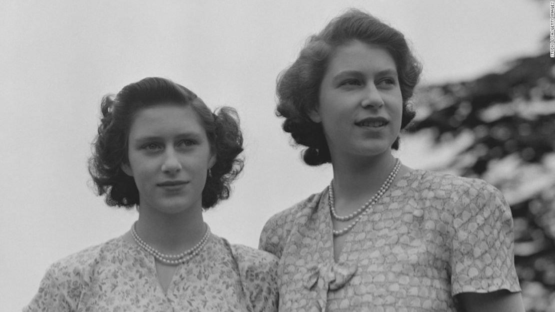 La princesa Isabel, a la derecha, y la princesa Margarita, usando vestidos de verano alrededor de 1942.