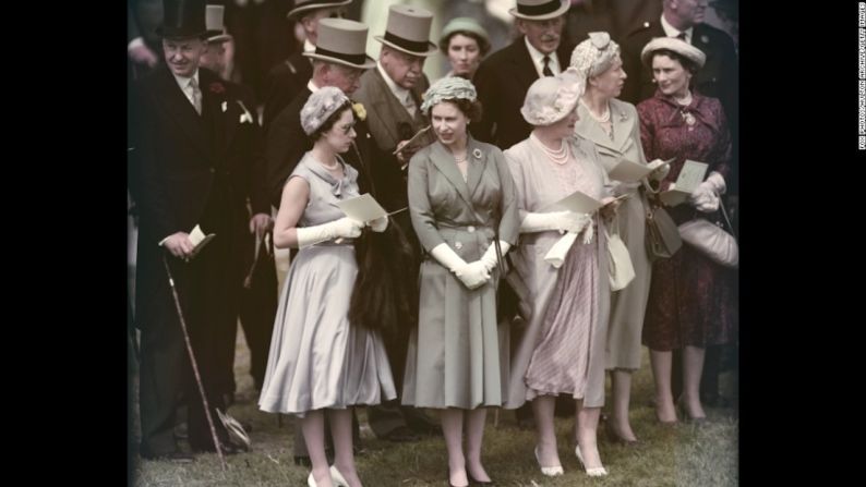 De izquierda a derecha aparecen la princesa Margarita, la reina Isabel II y la reina madre durante una visita al hipódromo Epsom Downs, en junio de 1958.