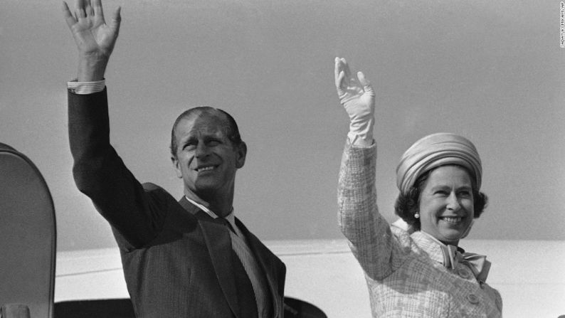 La reina Isabel II y el príncipe Felipe se despiden antes de abordar el vuelo con el que partirían de Tokio, en mayo de 1975.