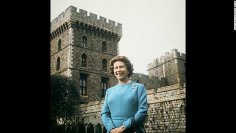 La reina Isabel II se toma una fotografía en el Castillo de Windsor para su cumpleaños número 50, el 21 de abril de 1976.