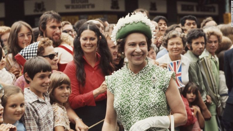 La reina se encuentra con los ciudadanos durante su gira real por Nueva Zelandia, en 1977.