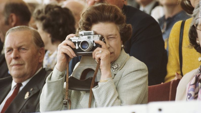 La reina Isabel II le toma fotos a su esposo durante un show equino en Windsor, Inglaterra, el 16 de mayo de 1982.