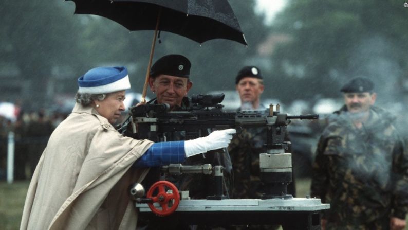 La reina Isabel II dispara un rifle durante una visita a la Asociación de Rifle del Ejército en Bisley, Inglaterra, en julio de 1993.