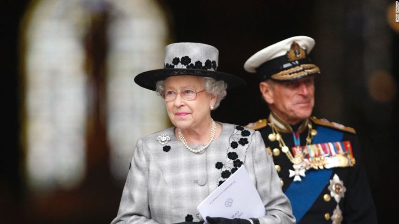 La reina Isabel II y el príncipe Felipe salen de la Catedral de San Pablo, en Londres, el 9 de octubre de 2009, tras un servicio de conmemoración del final de las operaciones de combate en Iraq.